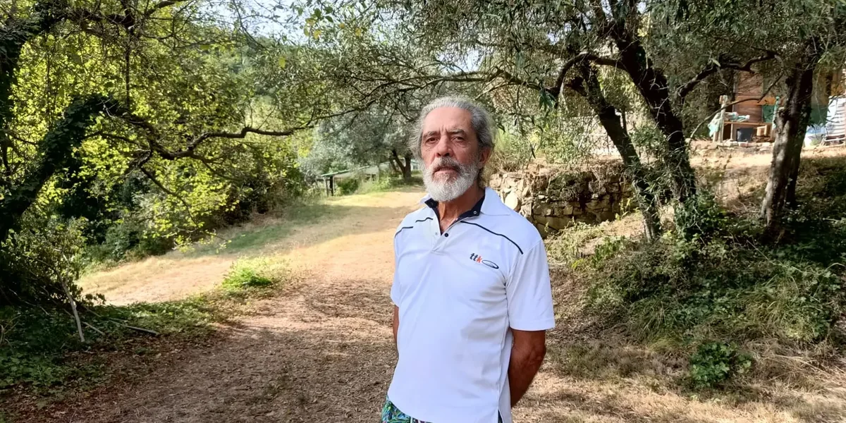 Dante Marchini venku pod stromy.